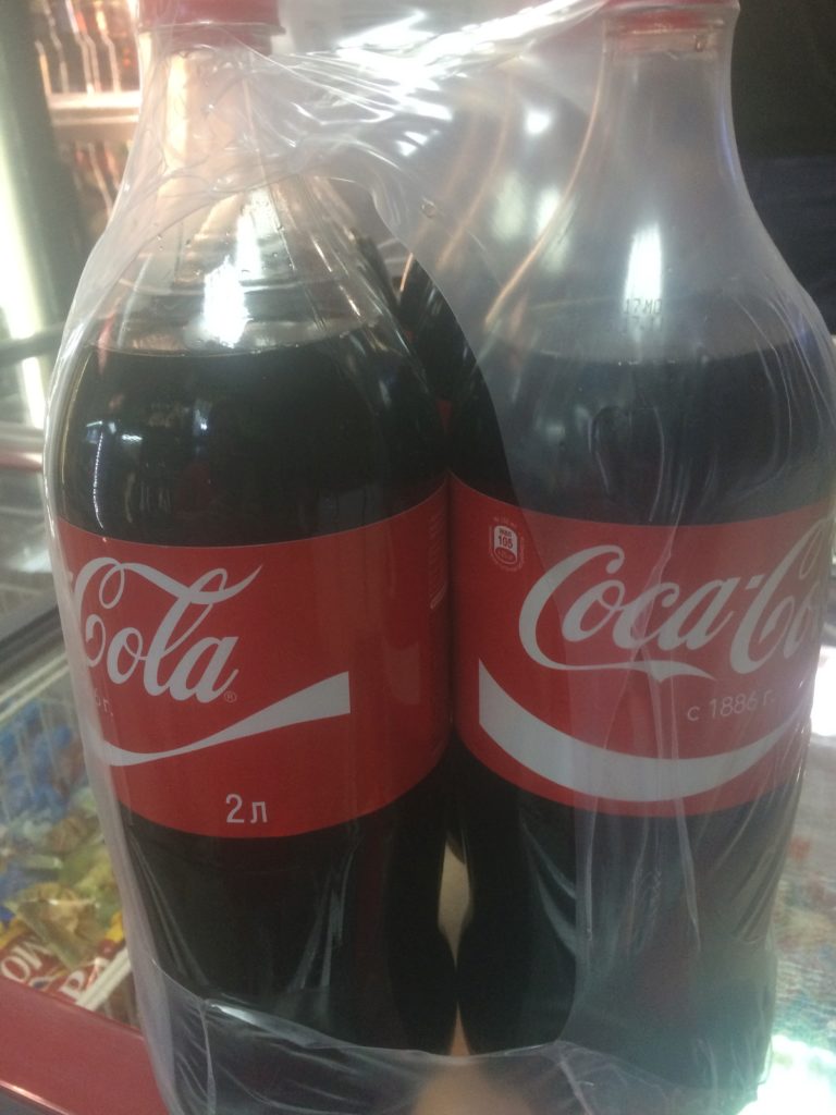 Бутылка колы купить. Кока-кола 2л. Кока-кола 2 литра. Кола упаковка 2 литра. Кока кола 2л упаковка.